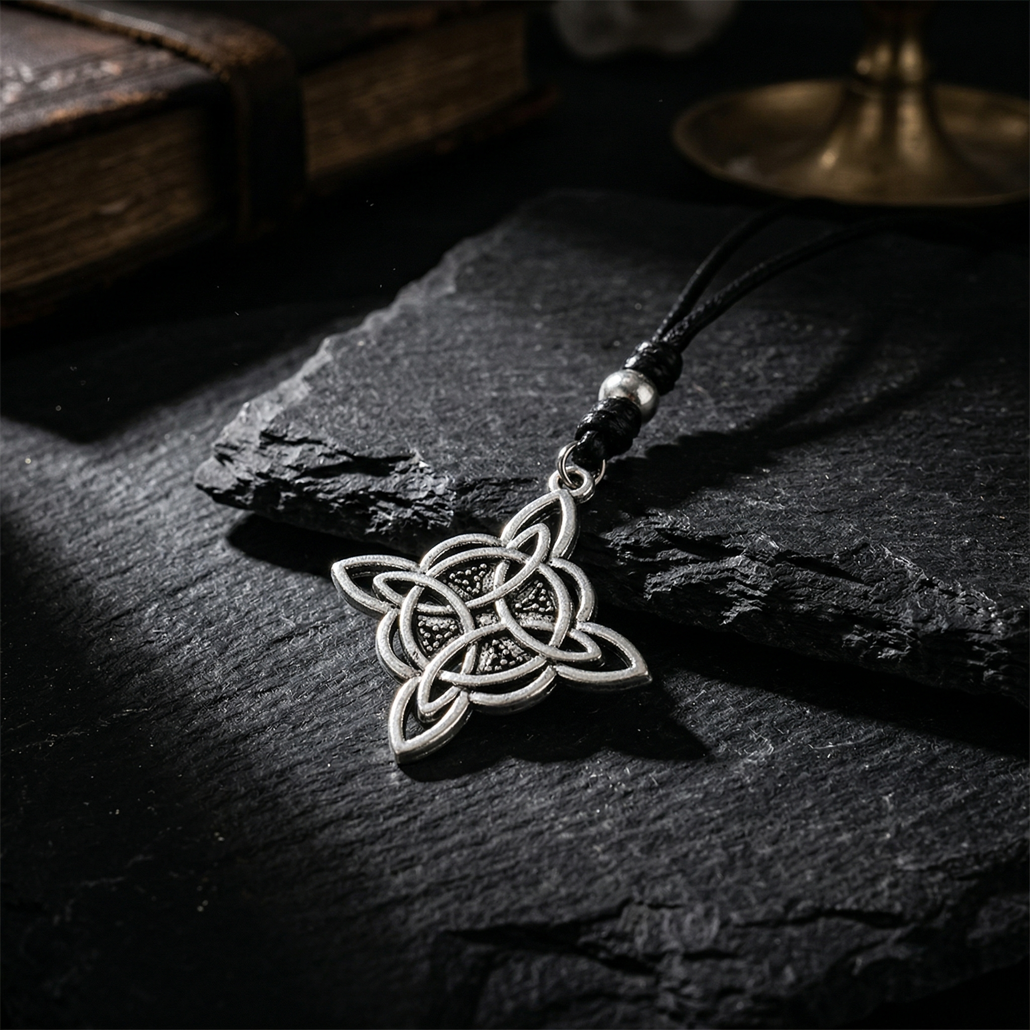 Collar Amuleto Nudo de Bruja